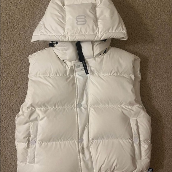 Aritzia super puff short vest - Picture 2 of 5